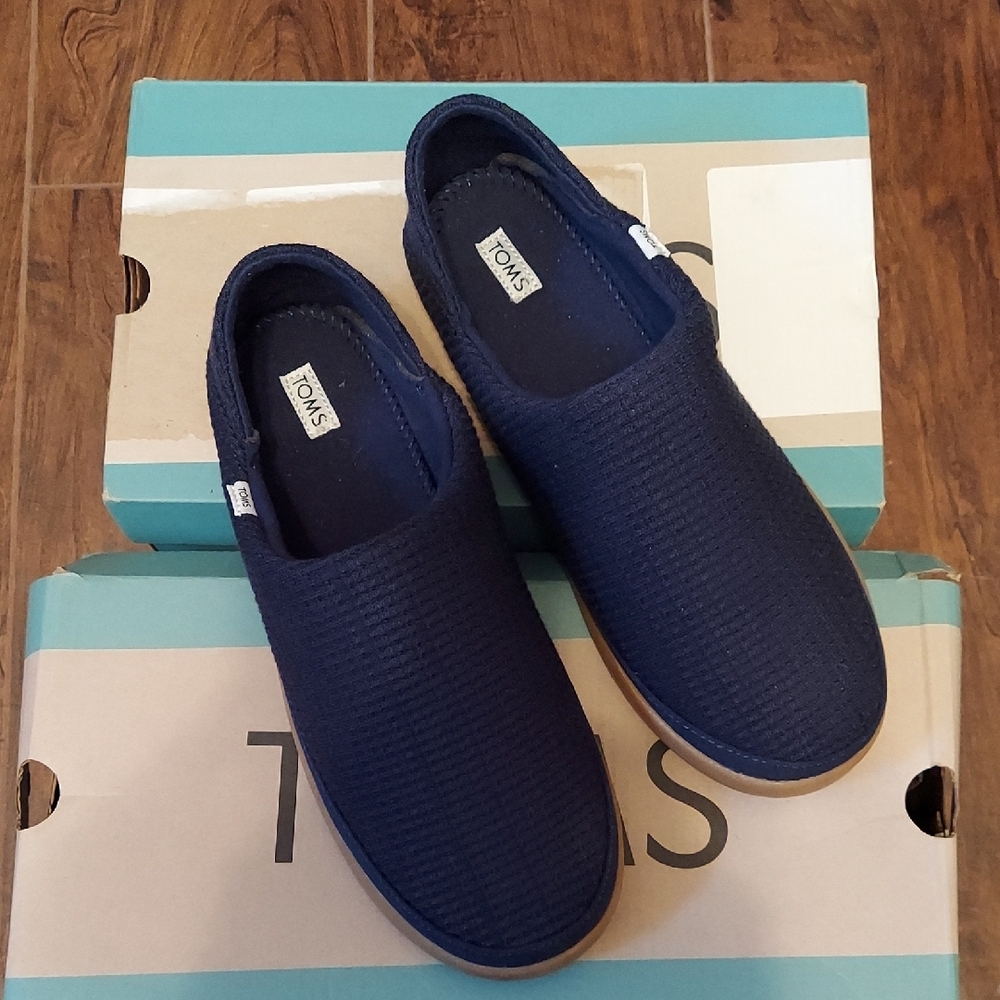 BRAND‎ NEW in Box Size 7 Toms Navy Blue Loafers Slip-On Shoes